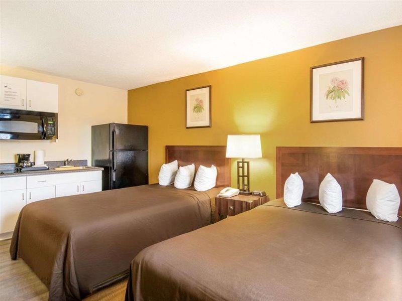 Suburban Studios Chester I-95 Екстер'єр фото