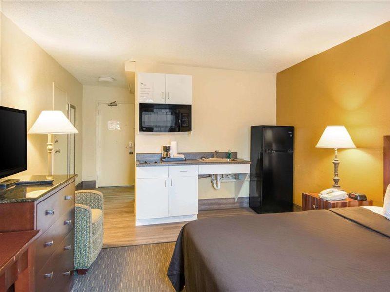 Suburban Studios Chester I-95 Екстер'єр фото