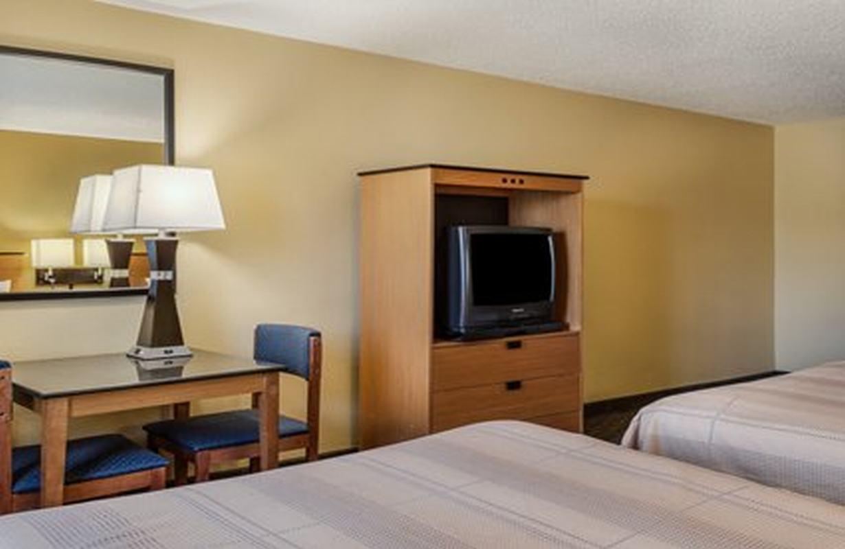 Suburban Studios Chester I-95 Екстер'єр фото