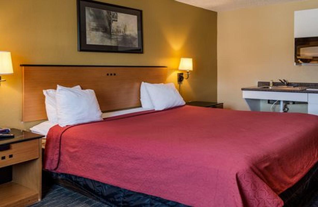 Suburban Studios Chester I-95 Екстер'єр фото
