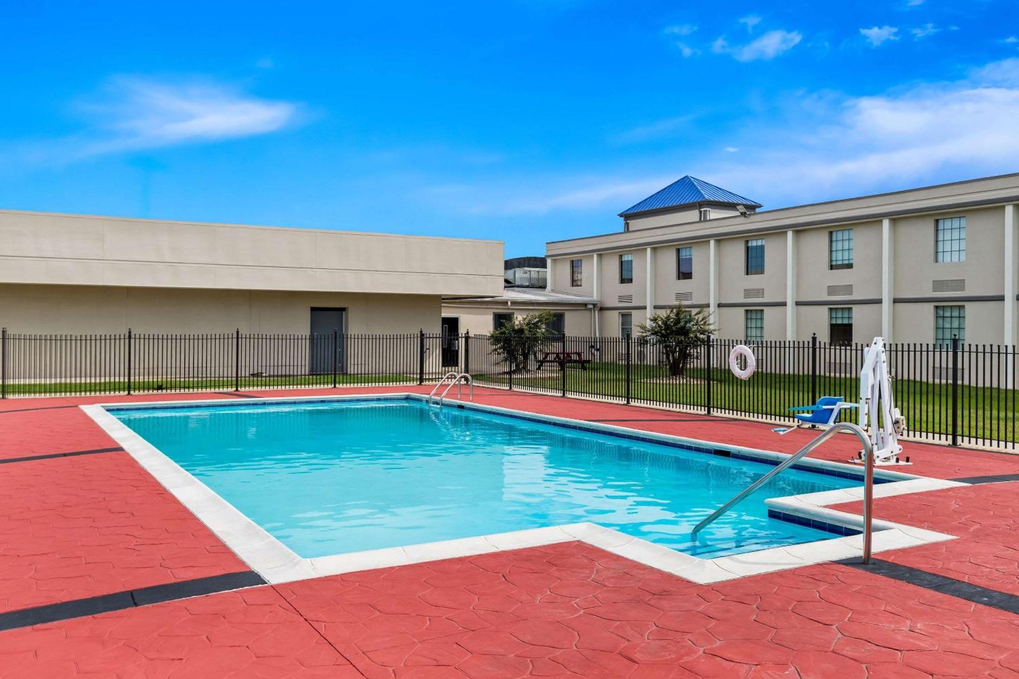 Suburban Studios Chester I-95 Екстер'єр фото
