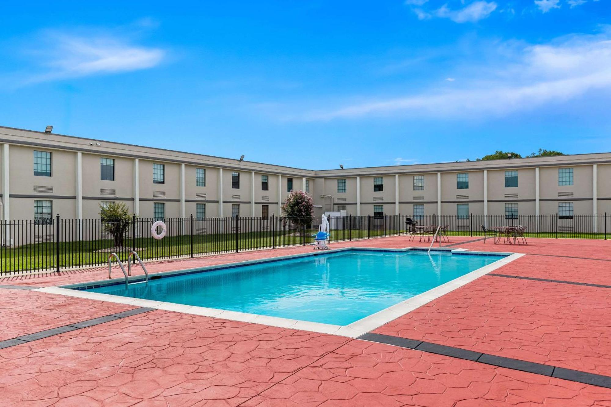 Suburban Studios Chester I-95 Екстер'єр фото