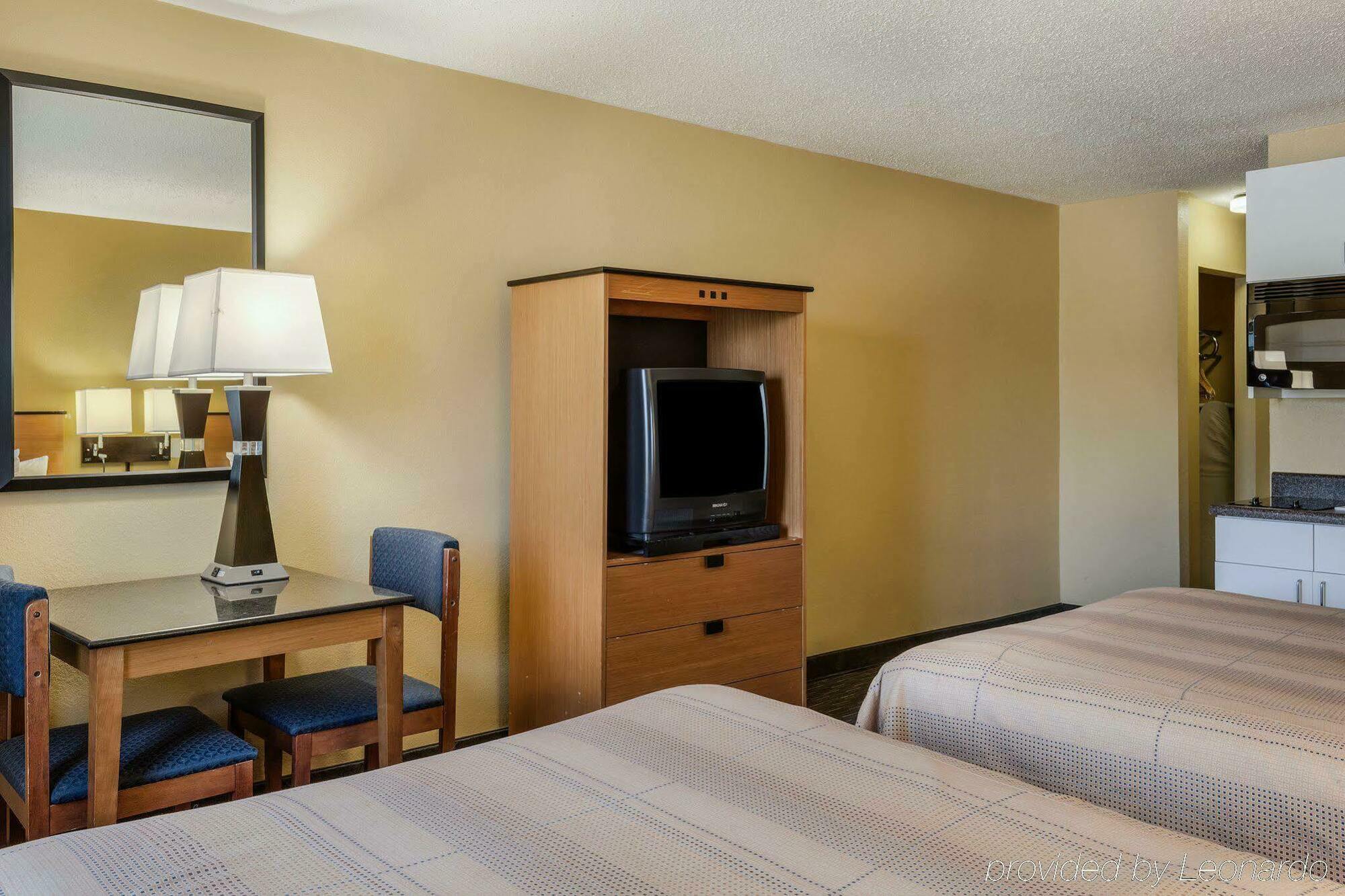 Suburban Studios Chester I-95 Екстер'єр фото
